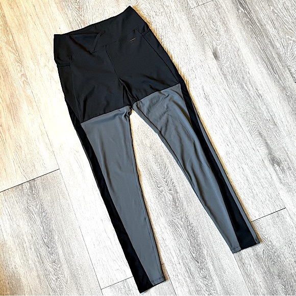 GYMSHARK โข Nikki Blackketter Cross-Waist Leggings โข Size Medium โข Black + Grey - Picture 5 of 15